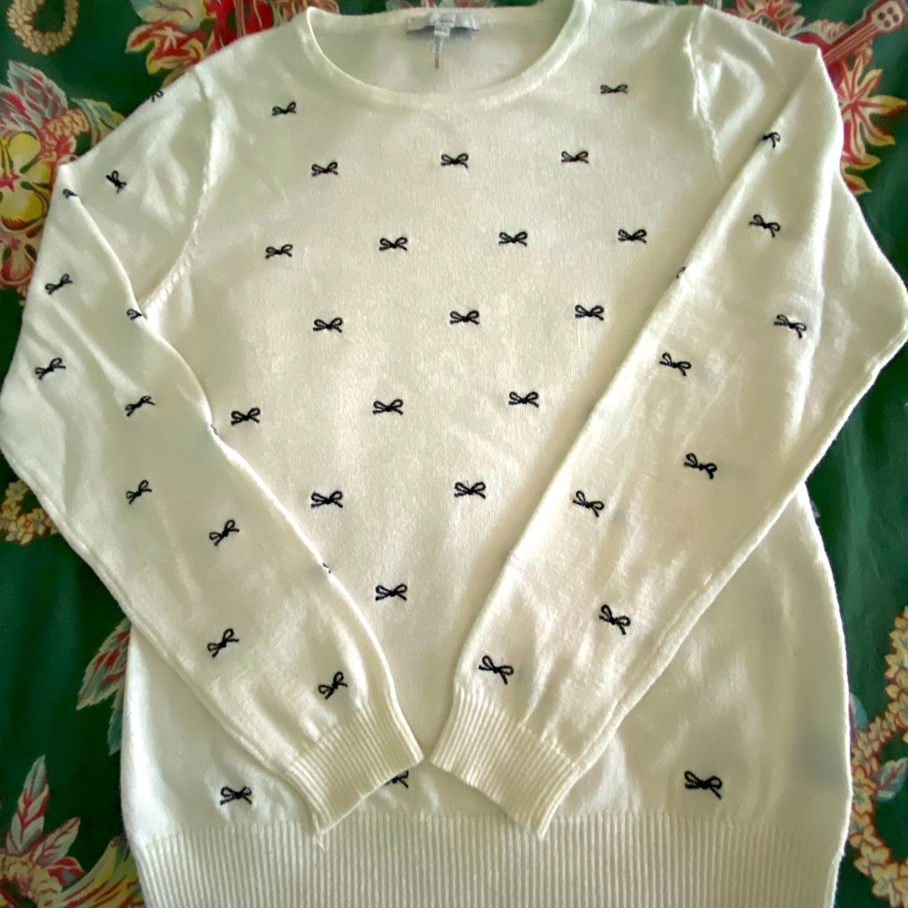 **CUTE** White sweater with embroidered bows!